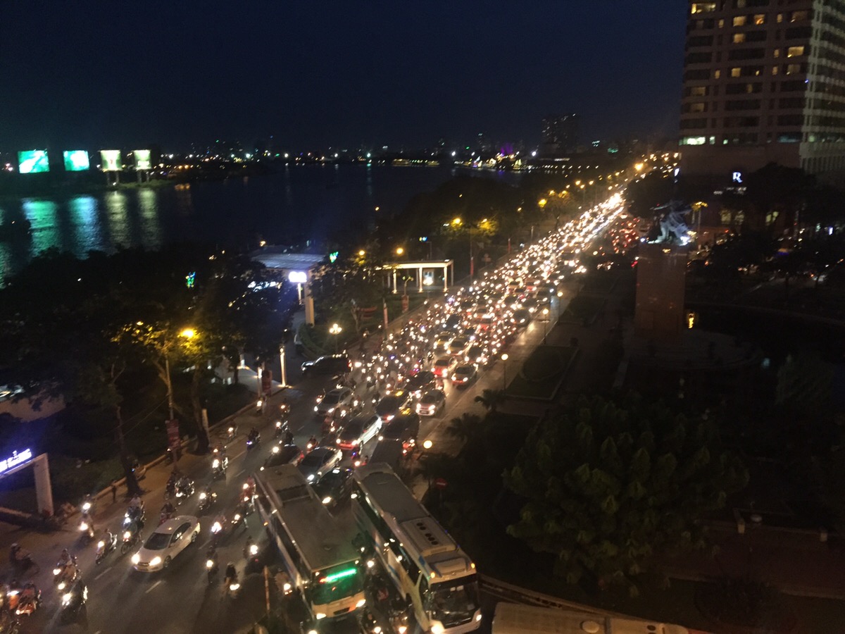 ベトナム夜の渋滞