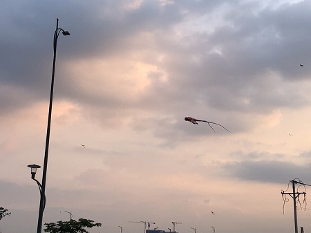 ホーチミンの夕焼けと空に浮かぶ凧