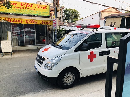 路上に駐車しているベトナムの救急車