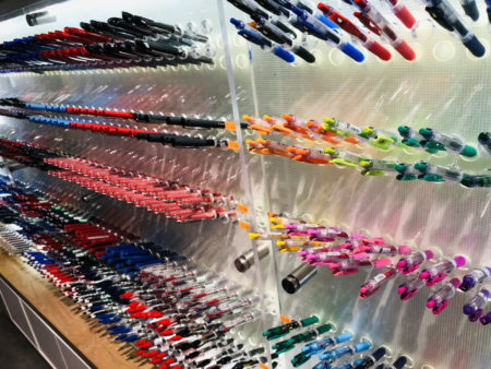 色とりどりのペンが整然と並び販売されている様子