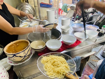 ベトナム麺料理店の厨房の様子