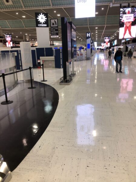 コロナ禍で人がまばらな成田空港