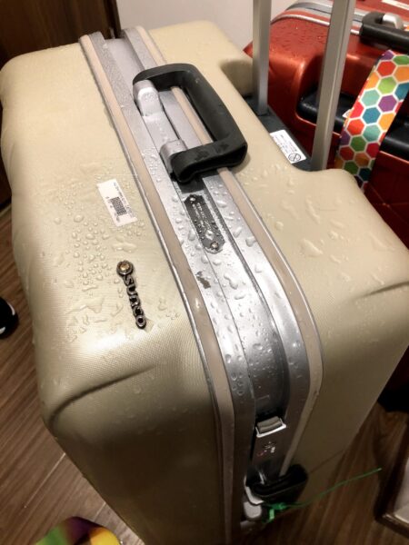 隔離ホテルで大量の消毒液をかけられたスーツケース