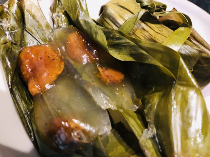 お皿に並んだベトナムのローカルフードBánh bột lọc