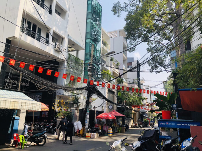 ベトナム国旗が飾られた道路