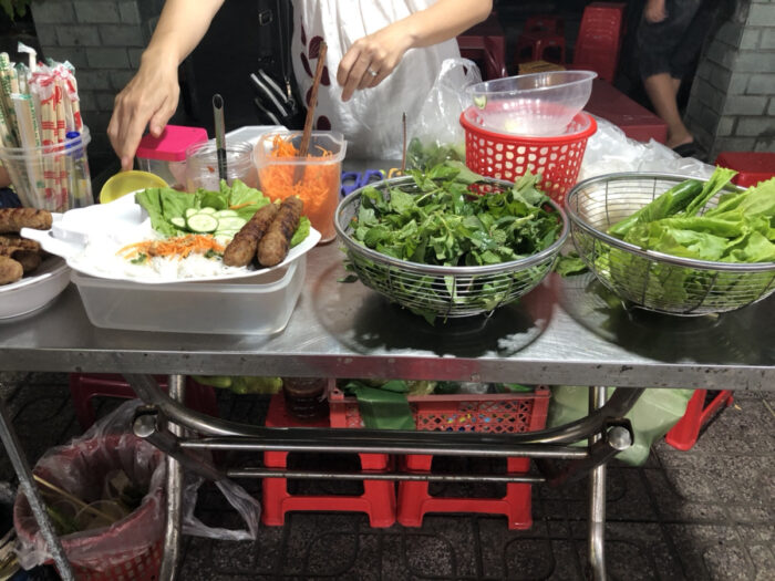 路面で売られているベトナム料理