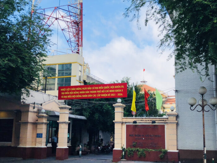 ベトナム語の看板が掲げられた建物の入り口