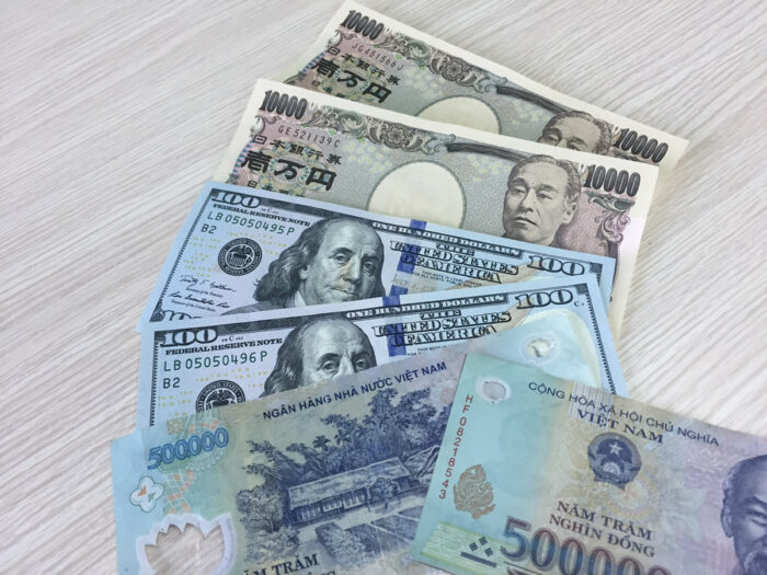 現金紙幣円とUSDとVND