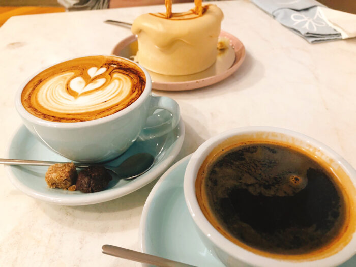 カフェのコーヒーとシフォンケーキ