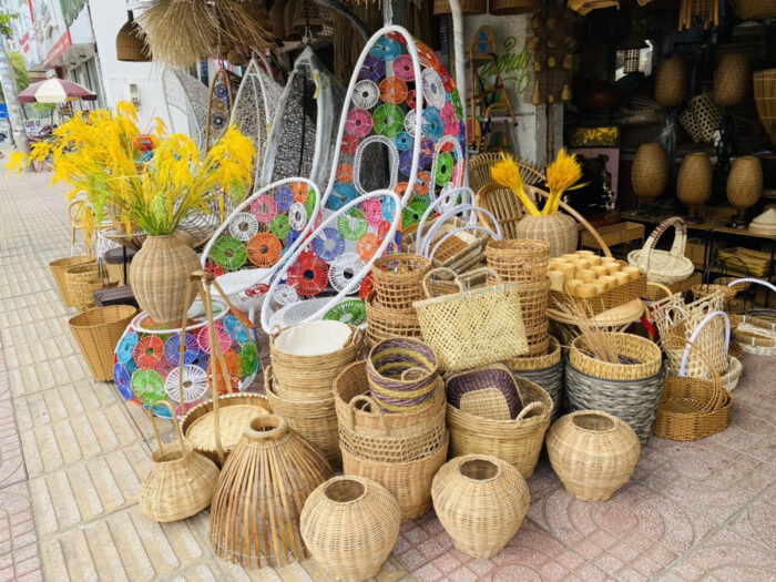ベトナムの街中で見掛けるラタン製の雑貨、家具類　