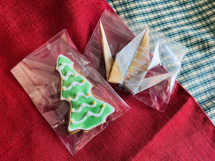 クリスマスツリークッキーと折り鶴