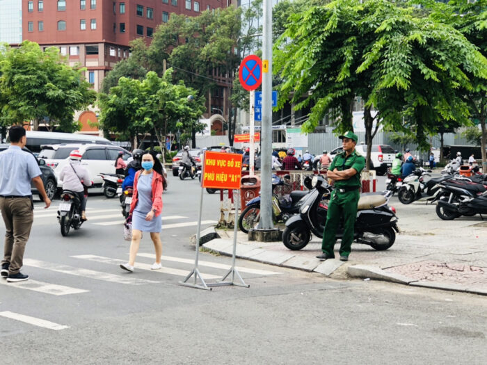 ベトナムの交通警察官と通行人がいる道路