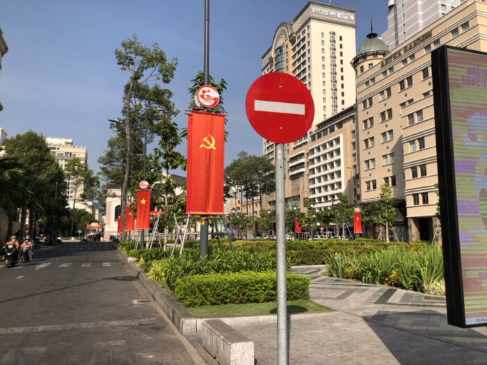 ベトナムの国旗が飾られたブイビエン通りと車両通行禁止の看板
