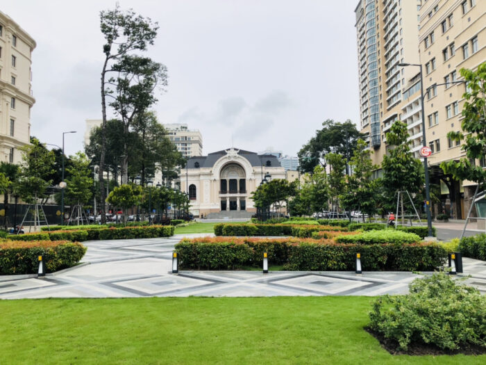 ベトナム・ホーチミン市1区の歴史的な建物と緑がある広場の風景