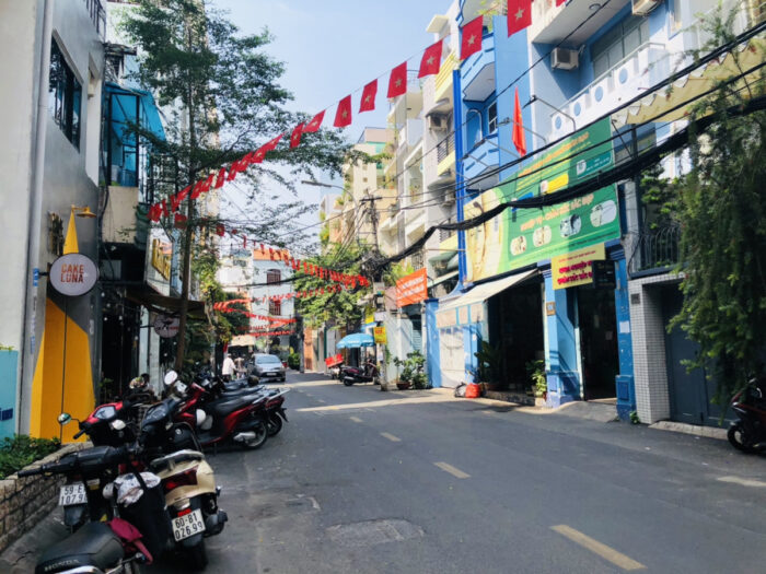 ベトナム国旗が飾られた道路
