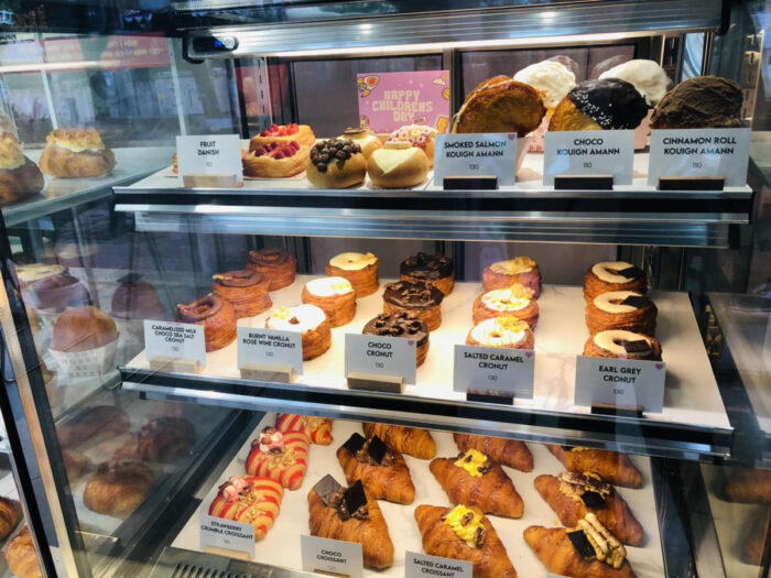 カフェSOKO Cake Bake & Brunchのショーケースに展示されているパン類