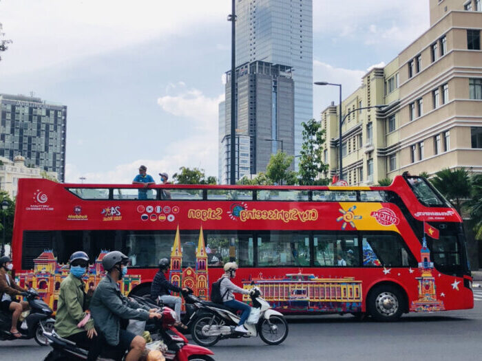 ホーチミン市内を走る真っ赤なデザインの観光バス