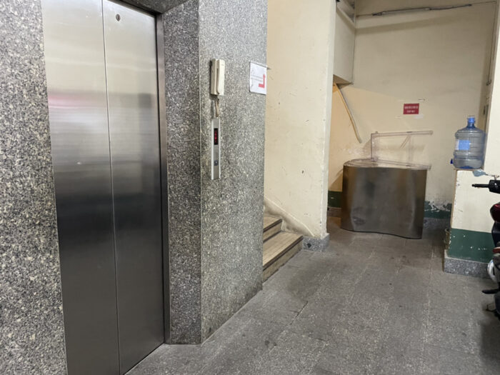 エレベーターと階段
