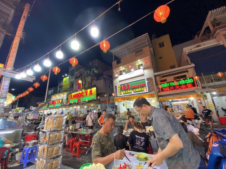 店舗から見た餃子ストリートの写真