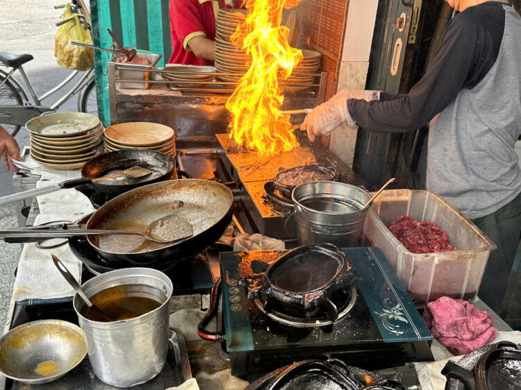 肉を焼いている写真