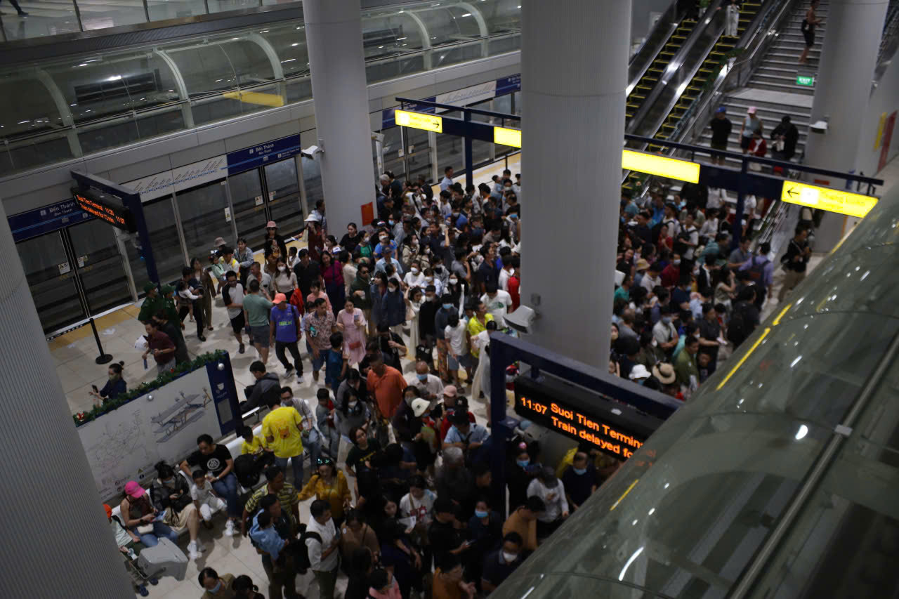 ベンタイン駅構内