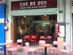 鎧兜に楽器？！ちょっとカオスな空間で味わう黒ごまスイーツのお店「Chè Mè Đen」