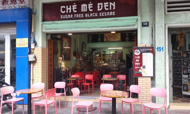 鎧兜に楽器？！ちょっとカオスな空間で味わう黒ごまスイーツのお店「Chè Mè Đen」
