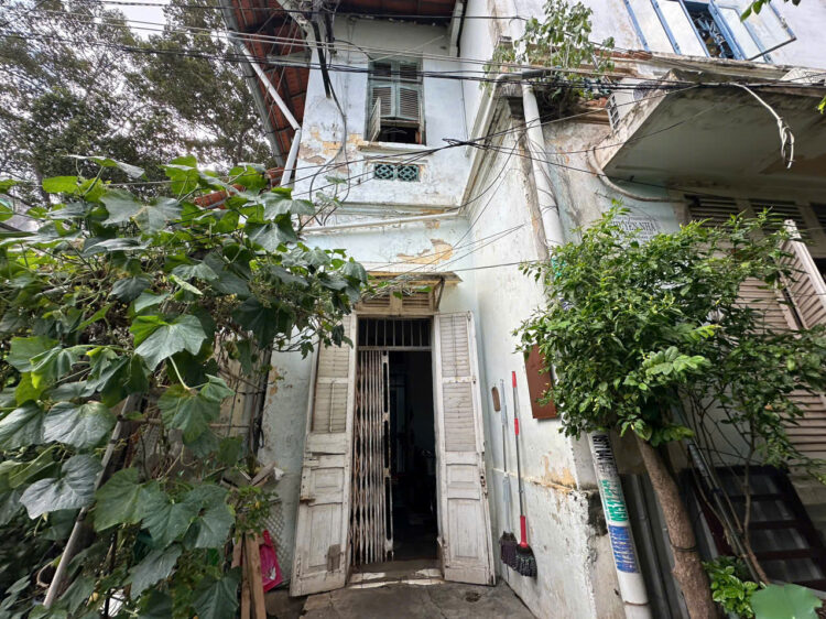 白い扉と柵がある建物