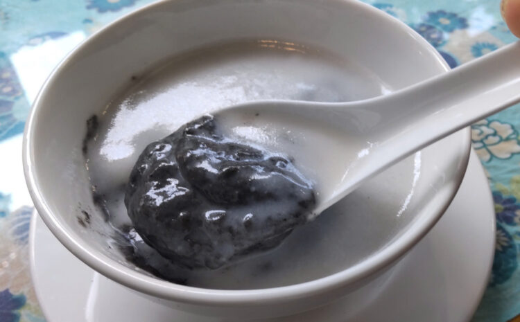 黒ごまのチェー（スプーンですくっている）