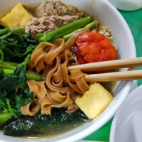 茶色のきしめん？ハノイ北部・ハイフォン名物 カニ汁麺 「Bánh đa cua」