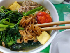 茶色のきしめん？ハノイ北部・ハイフォン名物 カニ汁麺 「Bánh đa cua」