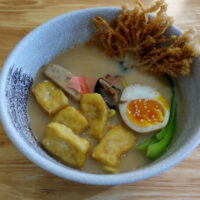 カフェでラーメン？路地のカフェ「Hikari Vegetarian Cafe」のご紹介
