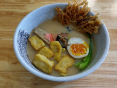 カフェでラーメン？路地のカフェ「Hikari Vegetarian Cafe」のご紹介