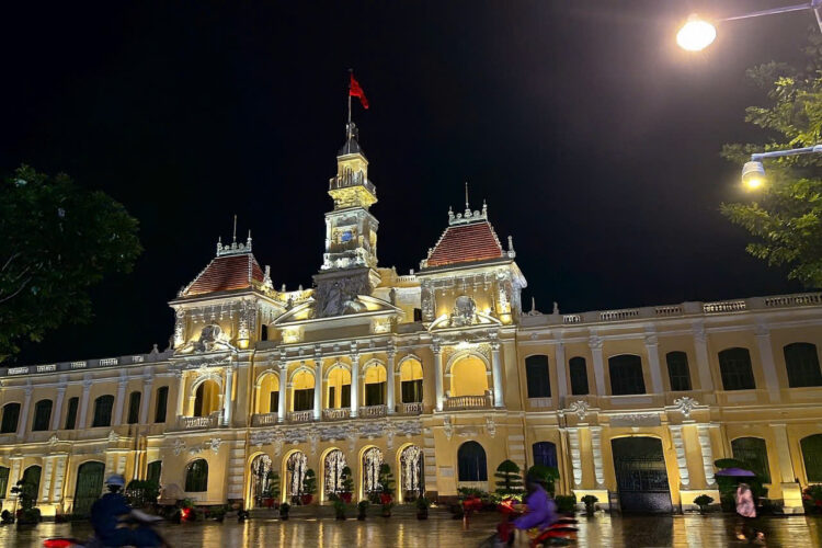 ホーチミンの人気観光スポット！昼はさわやか、夜はきらめくĐường Nguyễn Huệ （グエンフエ通り）散歩