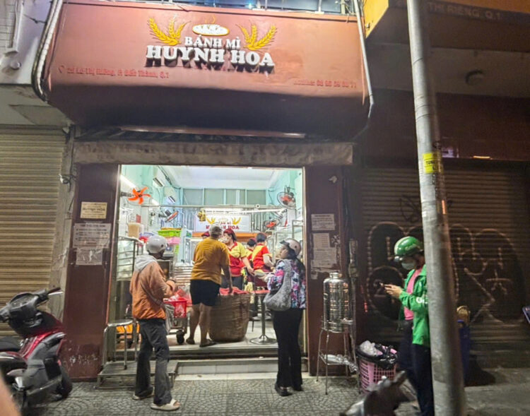 ベトナムで大人気！行列が絶えないバインミーの名店「 Bánh Mì Huỳnh Hoa」