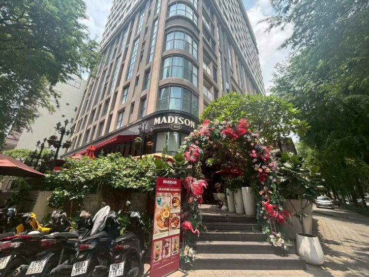 ホーチミンの花道を抜けると広がる、おしゃれな洋風カフェ「Madison Cafe」
