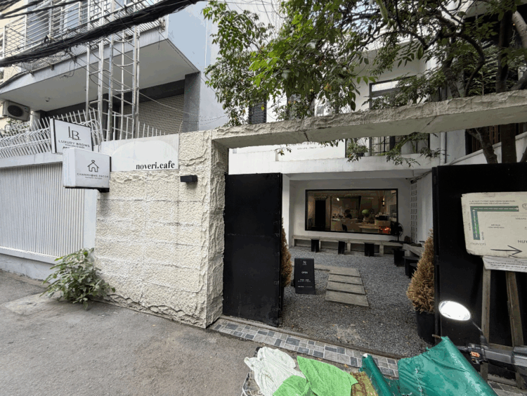 【ホーチミンの隠れ家カフェ】無機質だけど温かい。自分時間を大切にできる「NOVERI CAFE」