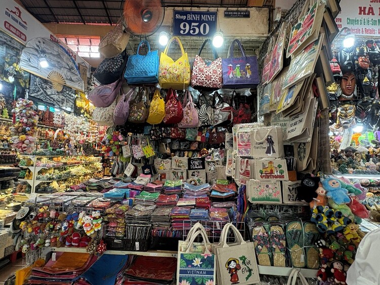 ベンタイン市場内にある、様々な刺繍商品を扱う「BINH MINH 950」